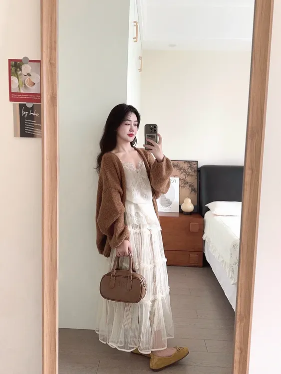 2025秋季穿搭一整套女蕾丝背心咖色开衫外套搭配半身裙气质三件套