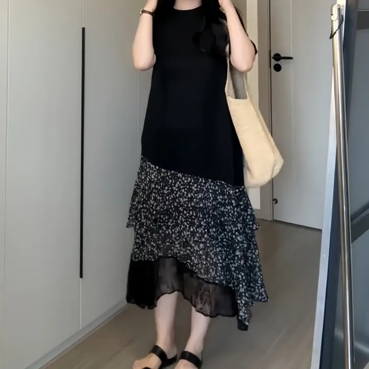 2025胖mm时尚夏季设计感小黑裙拼接短袖气质蕾丝碎花连衣裙休闲风