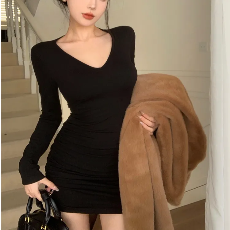 辣妹风修身显瘦V领连衣裙秋冬新款褶皱收腰包臀内搭包臀连衣裙