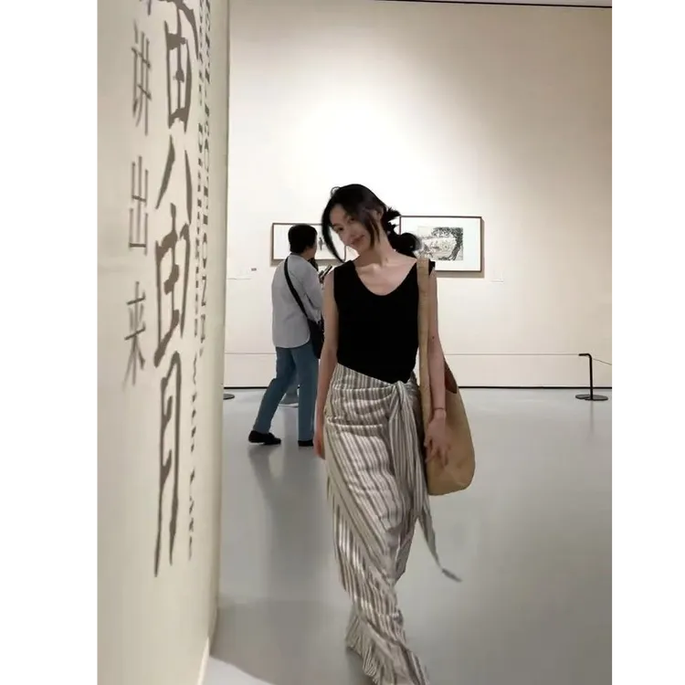 小众绑带欧若风竖纹长裙女2025夏季显瘦垂坠感气质包臀裙背心套装