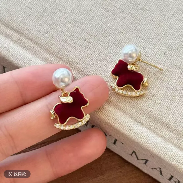 合金耳饰 红色丝绒小马珠珠耳环女2025新款独特漂亮耳钉气质耳饰