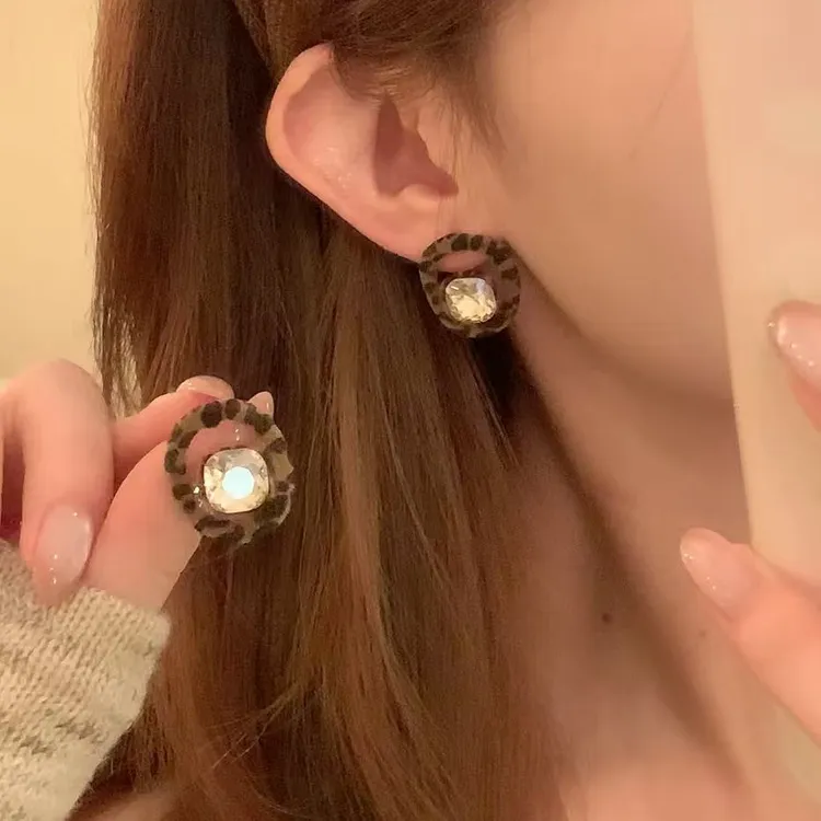 铜合金绒毛耳饰 秋冬气质复古豹纹方糖耳环女时髦高级感耳针耳饰