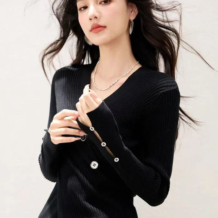 职业阿玛诗官女装2025年秋季修身显瘦气质别致休闲V领黑色毛衣女