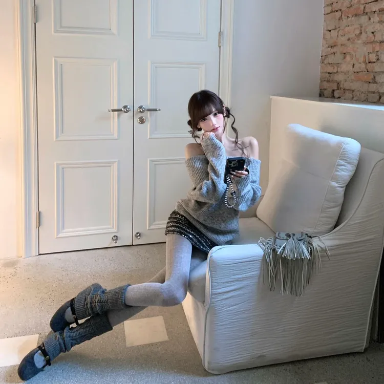 韩系松弛感慵懒风一字肩毛衣女2026秋冬露肩针织衫辣妹短裙两件套