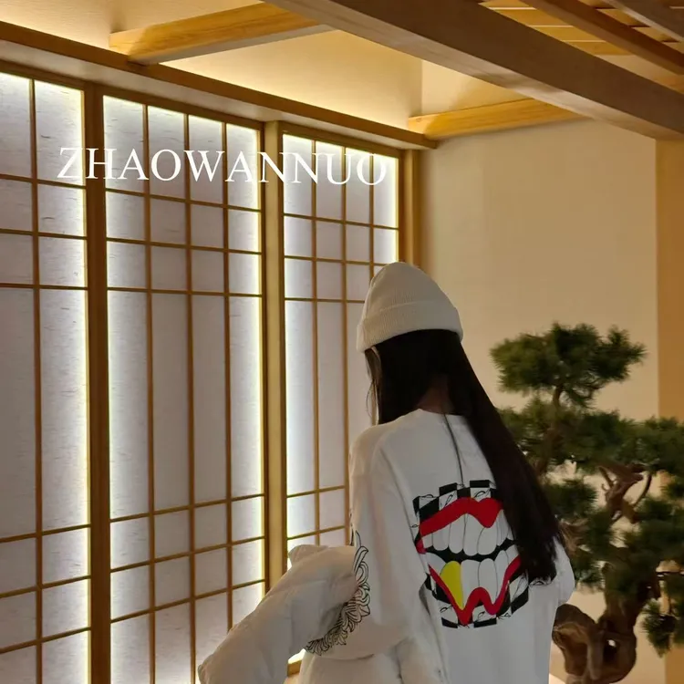 ZHAO WANNUO 丨秋冬十字架梵文手臂藤蔓红唇磨毛长袖T恤WN0135