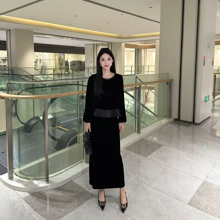 【猫七七】2025秋装新款两件套高级显瘦丝绒连衣裙套装女Q53TZW5031