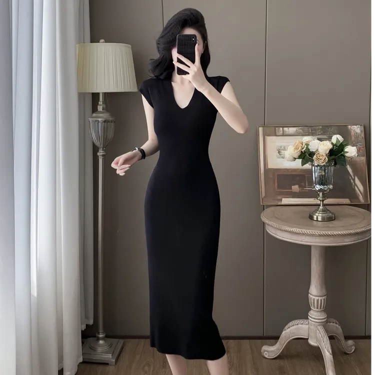 初秋新款针织连衣裙2025气质长款过膝黑色高级感包臀后妈裙子女夏