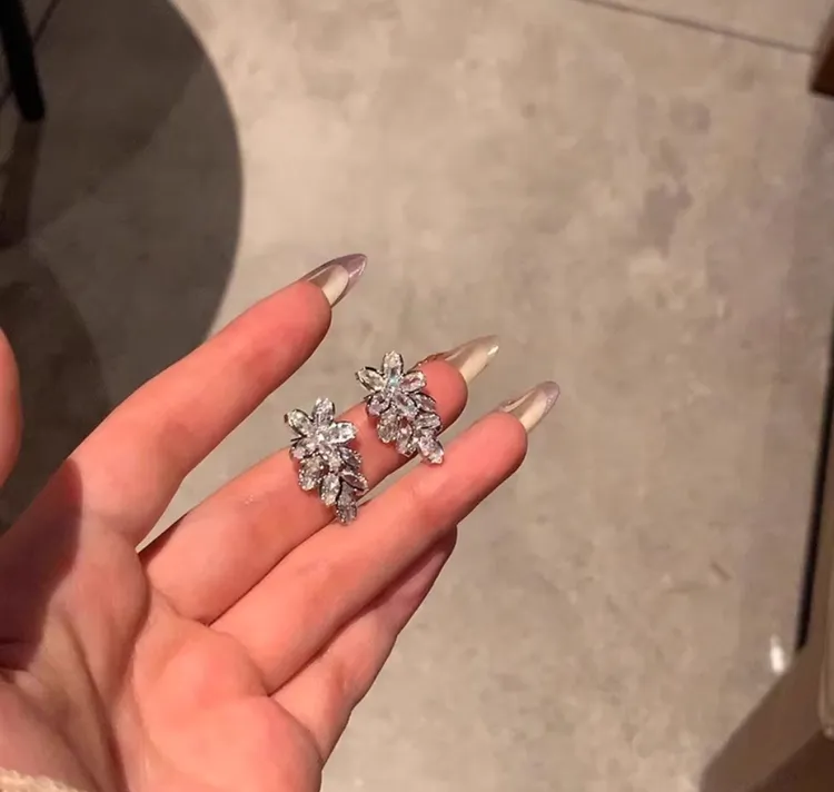 合金锆石耳饰 锆石花朵耳环女新款2025爆款高级独特耳饰轻奢耳钉