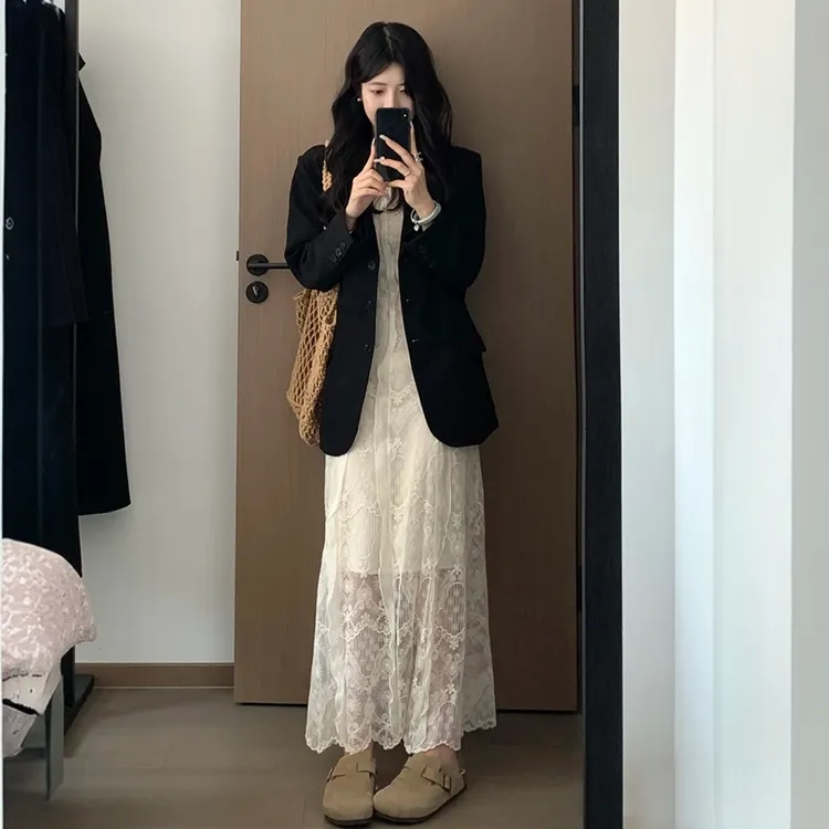 2025秋装新款修身蕾丝小v领连衣裙搭黑色西装外套气质法式穿搭