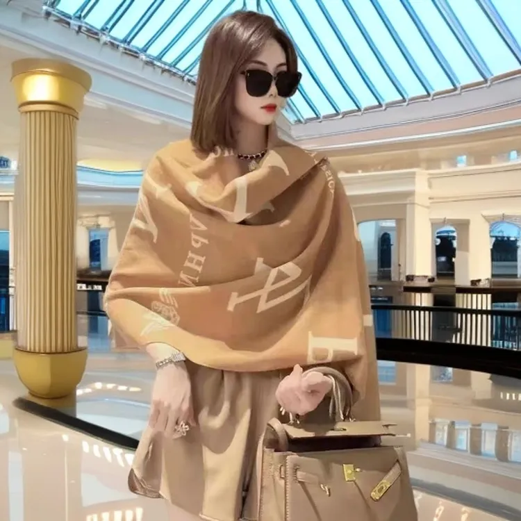 双面字母围巾女款爆款2025新款冬季百搭围巾女冬季披肩保暖围脖