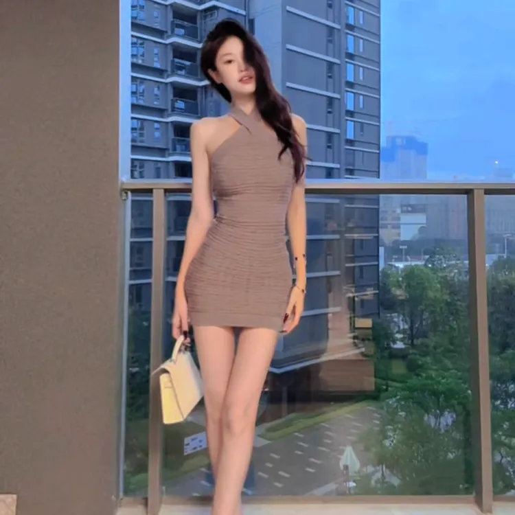 挂脖立体提花包臀裙修身显瘦辣妹风紧身针织连衣裙秋季爆款漏肩