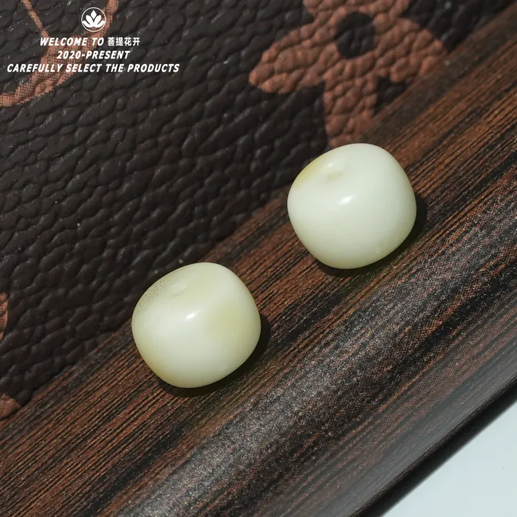 蜜蜡老型水煮白满白飘花配饰（对珠）