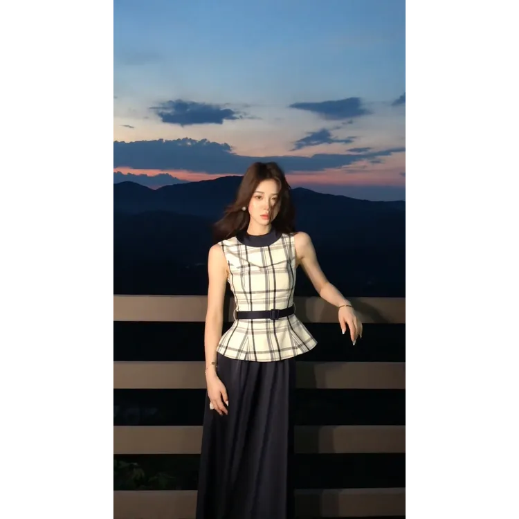 MARIE.COCO法式知性轻熟风一整套设计感格纹无袖上衣女时髦半身裙