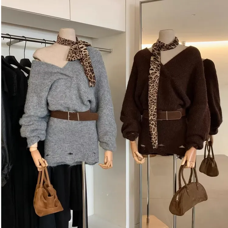 秋季辣妹宽松慵懒风性感大V领破洞设计感百搭休闲针织连衣裙女