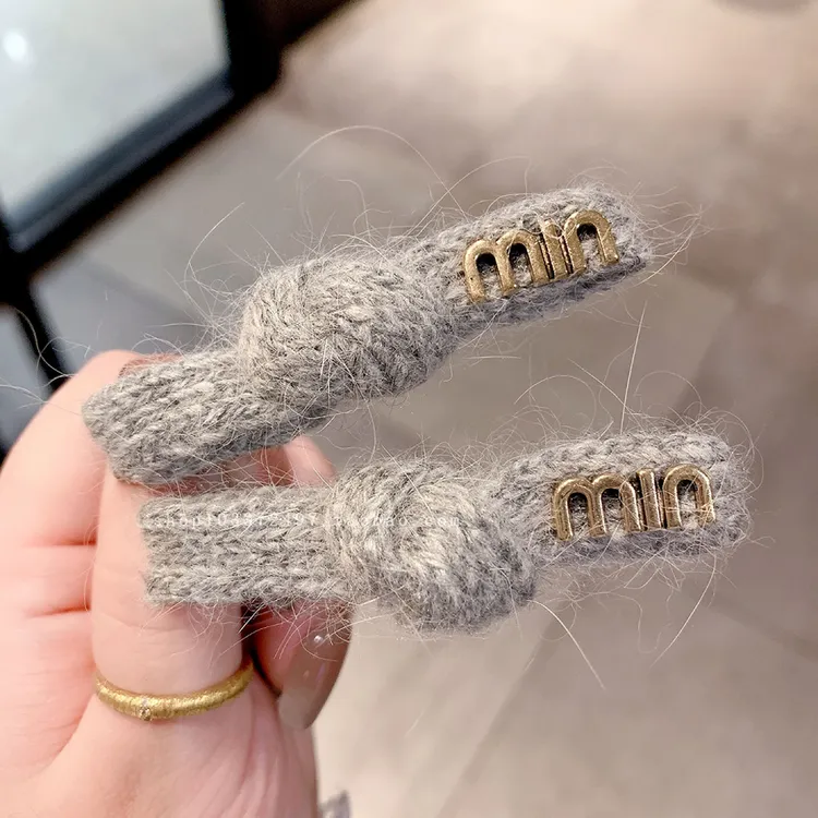 秋冬新款简约毛线发夹气质金标字母鸭嘴夹发卡小众韩系侧边刘海夹