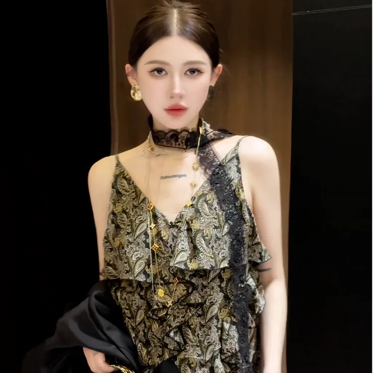 G. yantong/郭彦彤2025春季新款时尚V领拼接百搭复古吊带DDL66