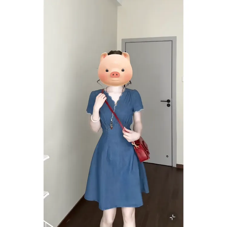  大码【南法艺梦】牛仔连衣裙2025夏季新款V领绣花收腰短袖茶歇裙