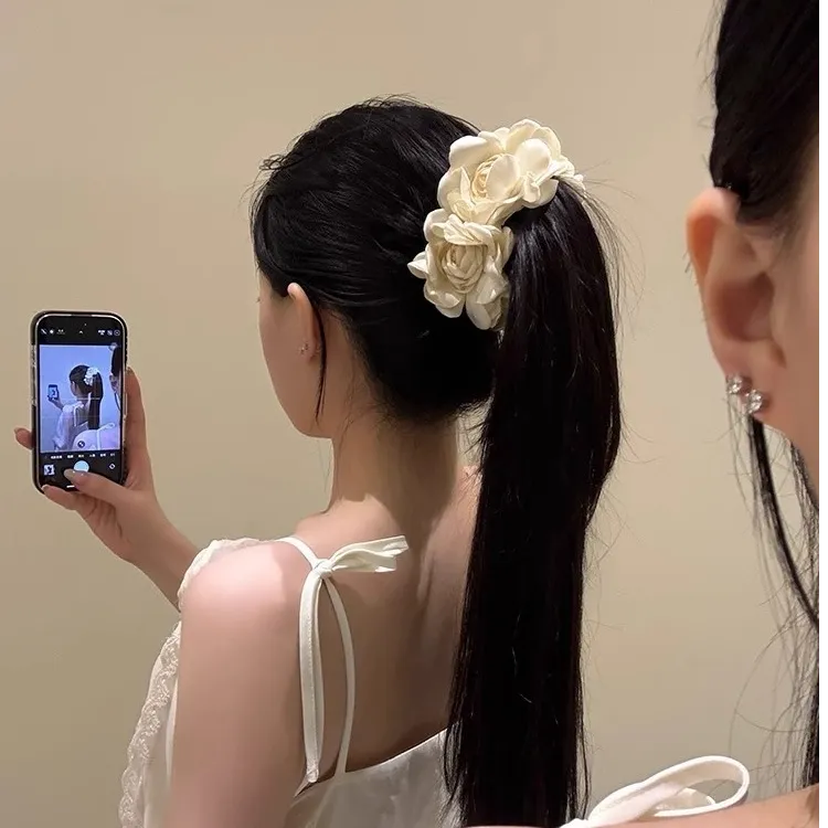 纯白山茶花香蕉夹竖夹女高级感后脑勺马尾夹鲨鱼夹发卡头花头发饰
