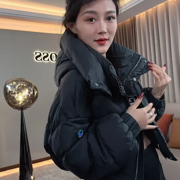 【耿老板1183#G】小熊标设计时尚洋气短面包服安心绒白鸭绒羽绒服