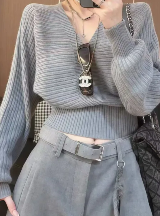 秋装灰色V领针织衫毛衣女款2025新款收腰显瘦短款上衣设计感
