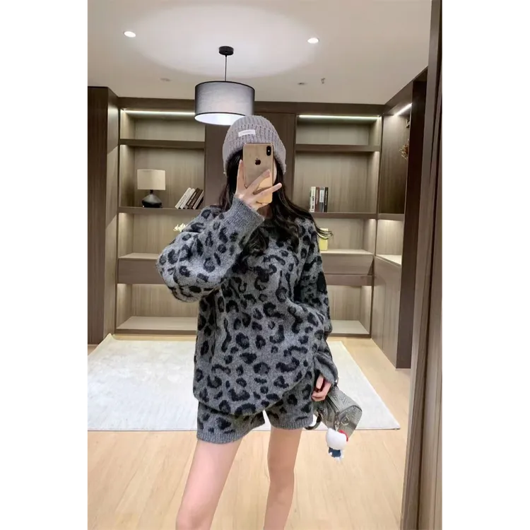 高级感时尚休闲豹纹针织套装女秋冬新款慵懒风宽松毛衣短裤两件套