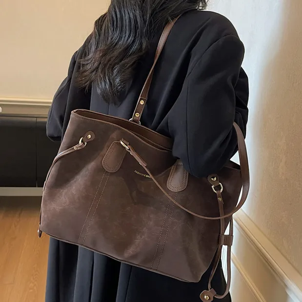 今年流行女士包大容量2025新款秋冬复古简约单肩包质感通勤托特包