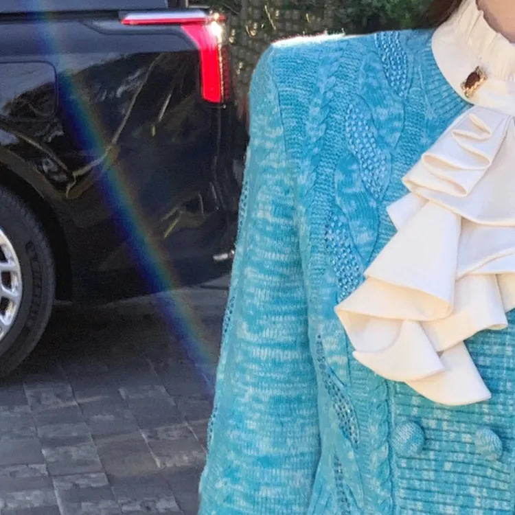 AZZHEN【蓝色多瑙河】绞花烫钻荷叶边领针织开衫新款洋气秋冬上衣