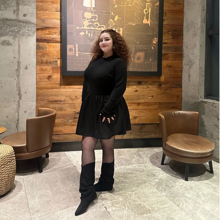 大码赫本风小黑裙秋冬季款中腰可爱连衣裙高弹力显瘦连衣裙
