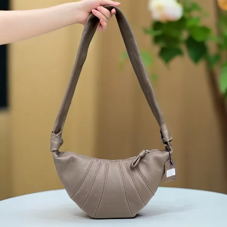 工厂清货头层牛皮一体式休闲斜挎包单肩包小号饺子包牛角包61790