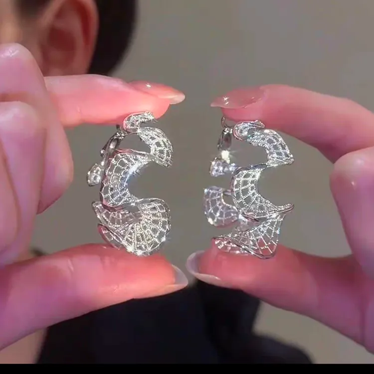 铜合金耳饰 S型曲线镂空设计款高级感时髦冷淡风气质法式耳圈