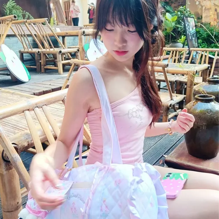 不规则白色重工镶钻斜肩吊带背心女夏季无袖辣妹短款外穿露肩上衣