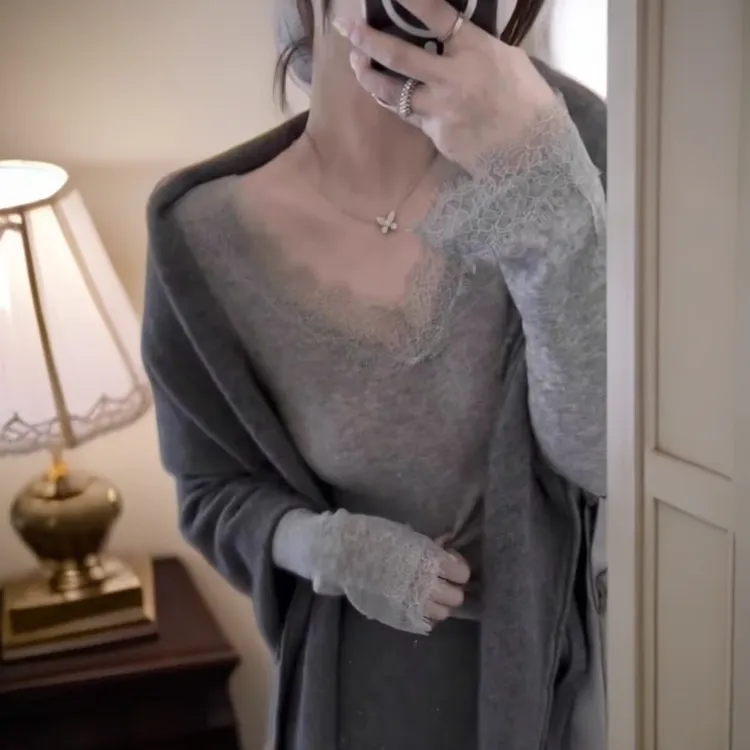 高级感灰色V领蕾丝打底衫女秋冬款皮草内搭叠穿小衫独特别致上衣