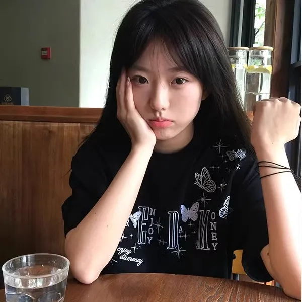 短袖蝴蝶字母常规刺绣圆领复古学生美式T恤黑色短款潮流气质上衣