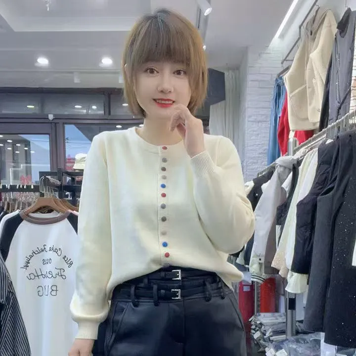 实体店净版简约彩扣针织衫减龄洋气长袖