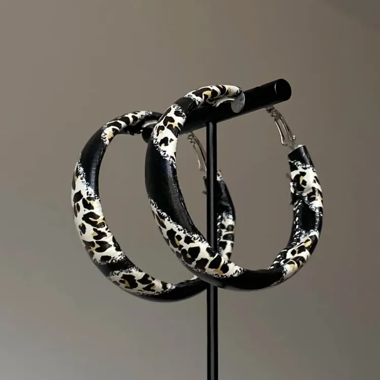 铜合金耳饰 夸张黑白豹纹耳圈大圆圈耳环女秋天高级感显脸小耳饰