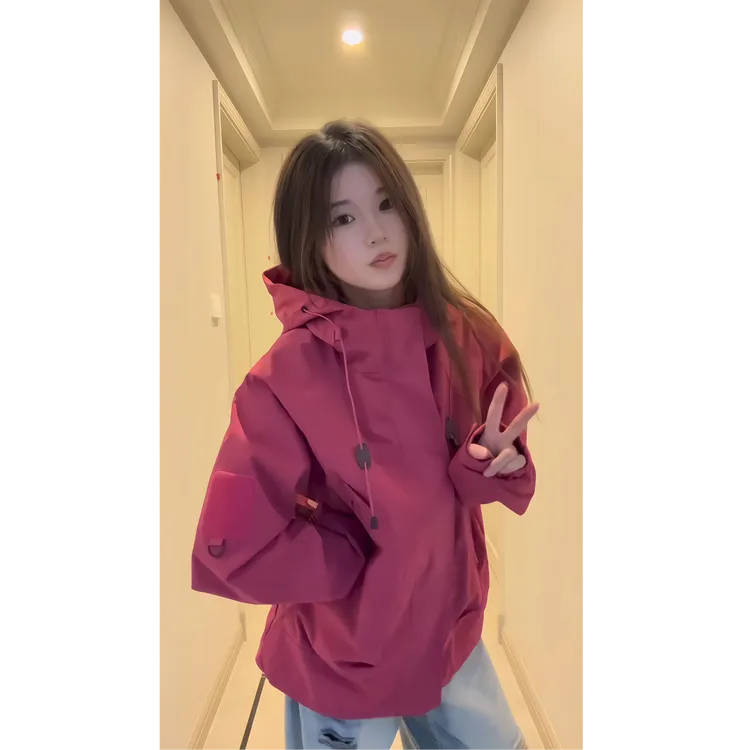 草莓红山系冲锋外套男款秋季户外登山防水连帽防风多巴胺穿搭夹克