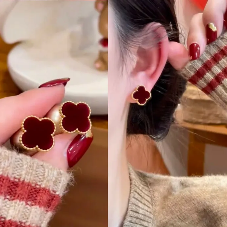 高级红色丝绒幸运四叶花珠珠2026新款耳钉一款设计气质耳环耳饰