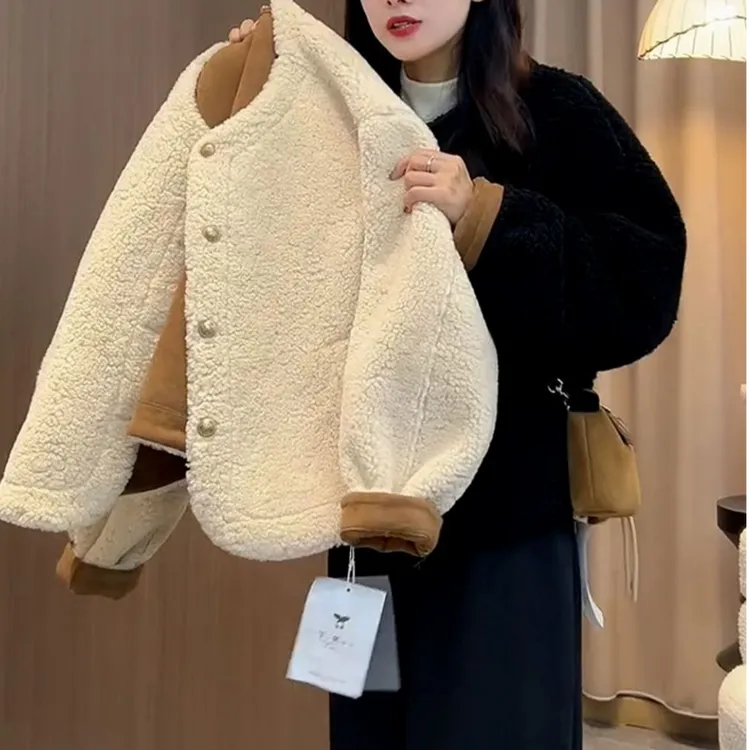 2025秋季流行漂亮高级感小香风上衣超好看减龄杏色仿羊羔毛外套