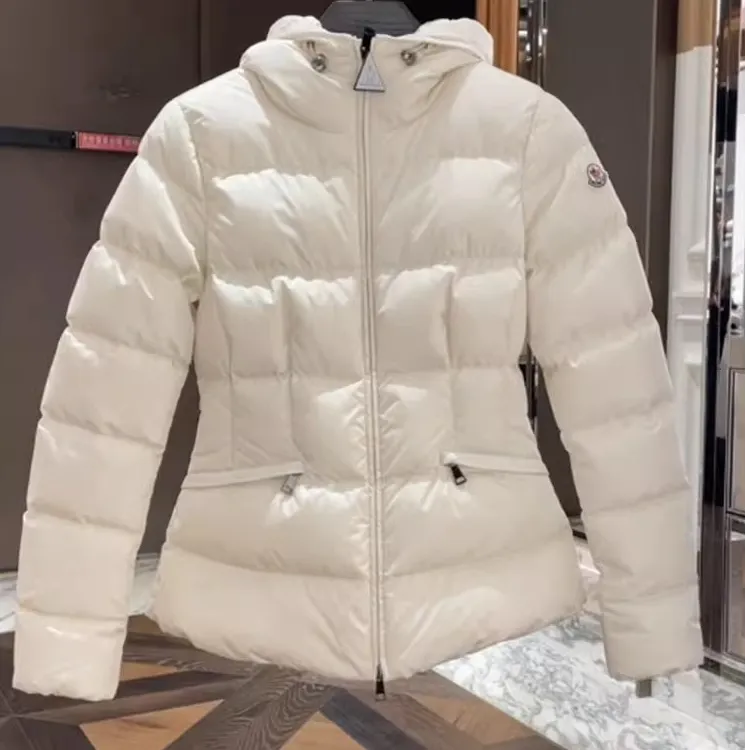 高级感超好看收腰白色设计感女冬季2025小个子连帽气质棉服厚外套