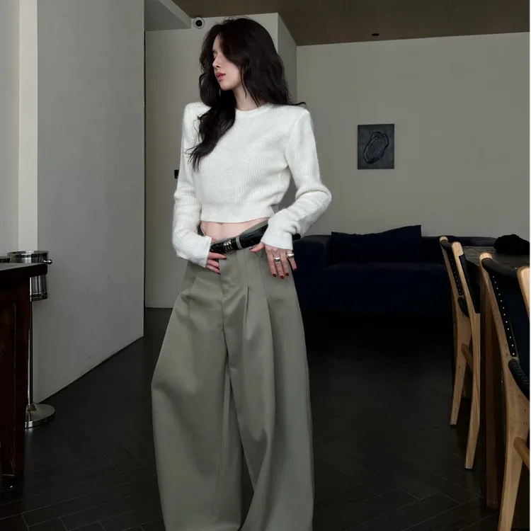 白色短款圆领套头毛衣女秋冬软糯针织衫上衣高腰显瘦百搭阔腿裤