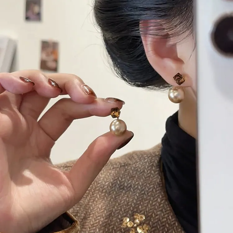 一款两戴咖色立体方块耳钉女轻奢高级感时尚气质温柔百搭耳环2816