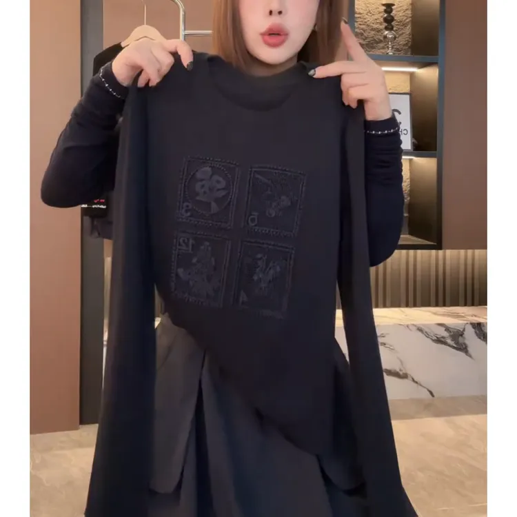 【镂空】秋季新款气质百搭显瘦流光风流行印花T恤正肩上衣LK2509086