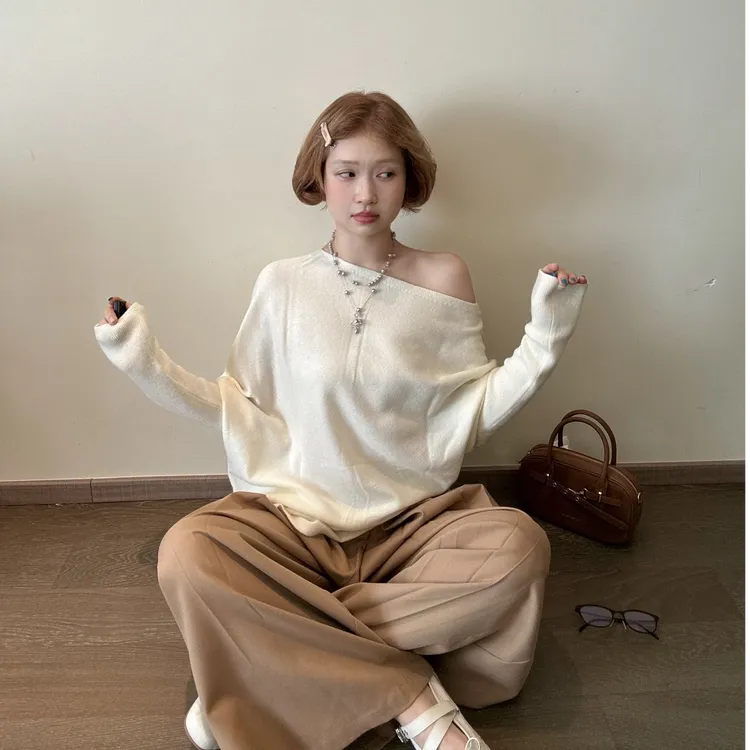 韩系氛围感穿搭慵懒风斜肩一字领露肩针织衫女2025早秋设计感上衣