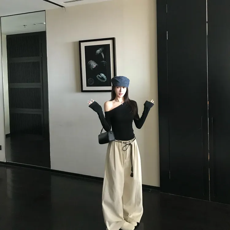 辣妹黑色斜肩薄款长袖T恤女2025早秋直筒显瘦百搭小众宽松裤子