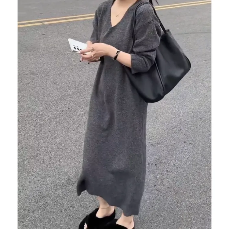 秋季新款法式高级感慵懒松弛风打底长裙V领气质显瘦针织连衣裙女 
