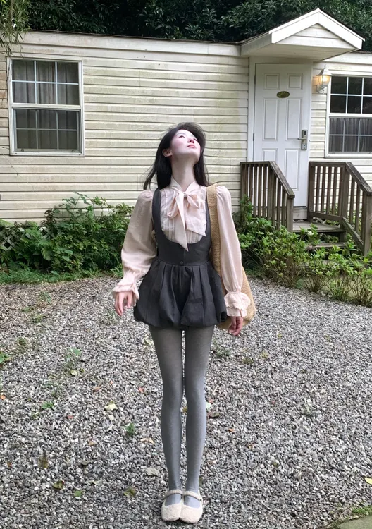 2025秋季新款法式温柔风系带衬衫上衣搭配蝴蝶结背带花苞短裤套装