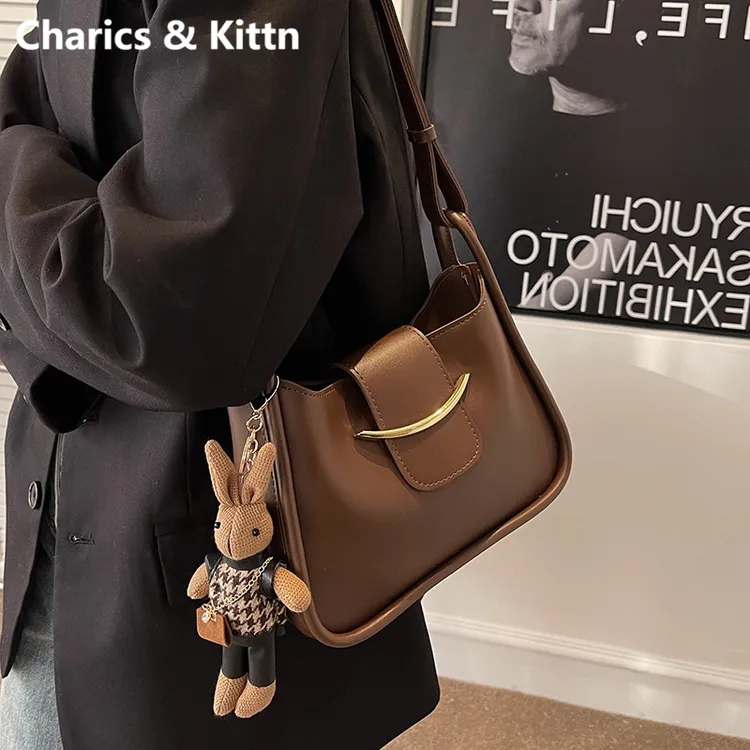 Charics&Kittn今年流行包包女2025新款秋季高级感小众真皮斜挎包
