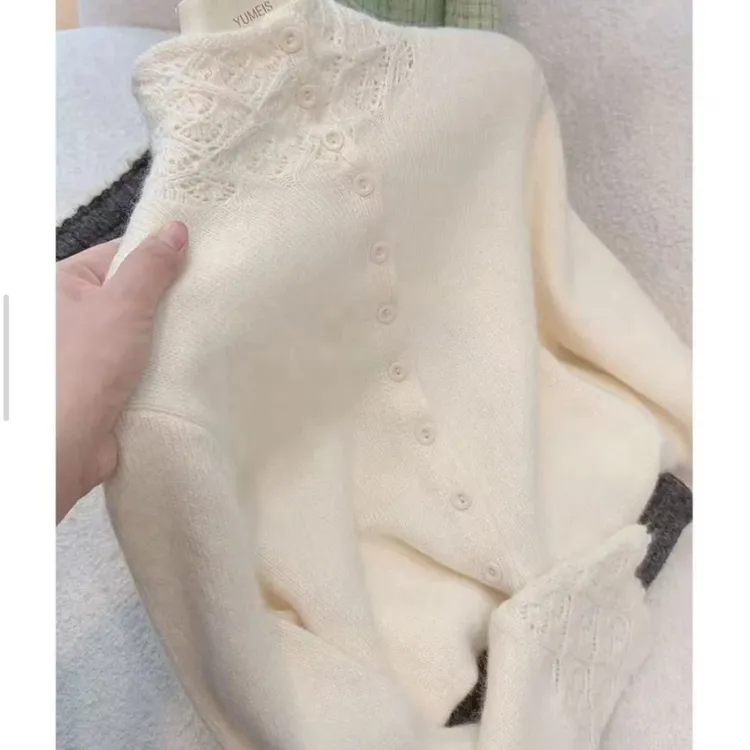 2025秋冬新款欧货精致钩花奶呼呼多粒扣针织开衫气质减龄毛衣