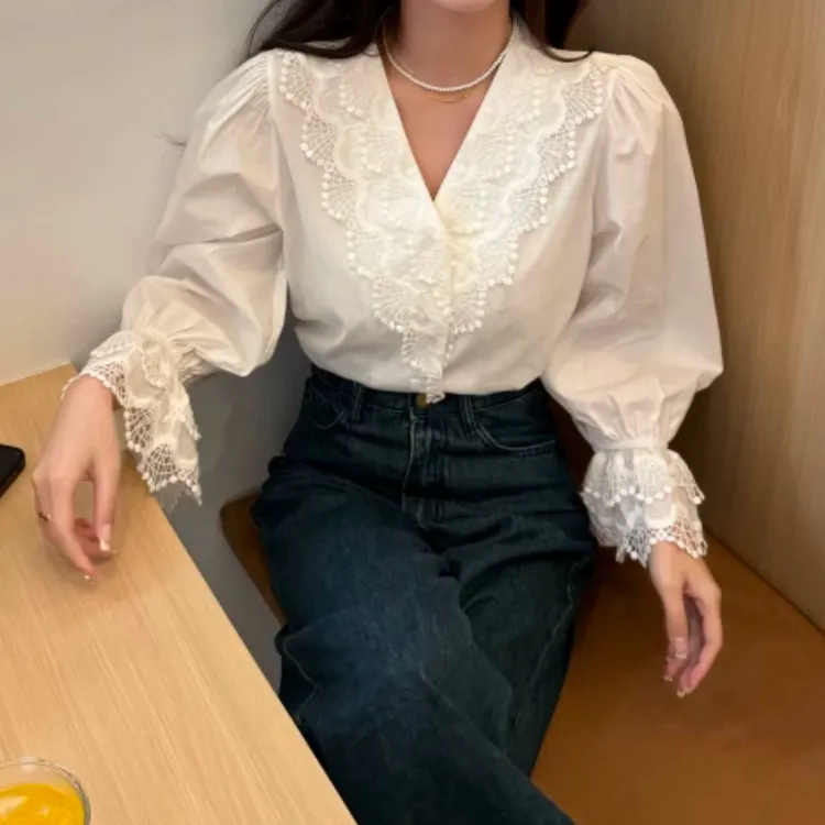 法式白色拼接蕾丝花边衬衫女2025春款设计感小众喇叭袖v领上衣