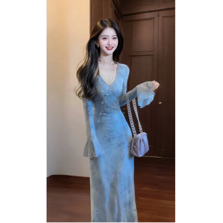 蓝色碎花连衣裙女春秋大码胖mm收腰修身法式流行漂亮包臀内搭裙子